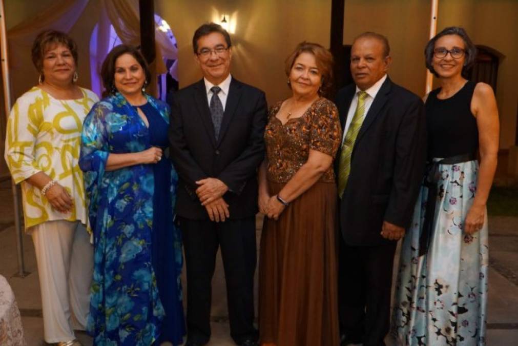 Norma Pineda, Dora y Donaldo Suazo con Lourdes y Salvador Gonzales junto a María Teresa Panting.