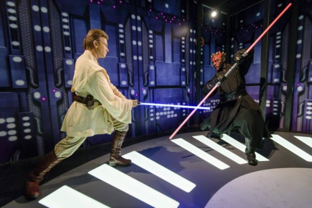 Obi-Wan Kenobi y Darth Maul se exponen en el museo de cera en Berlín, Alemania.
