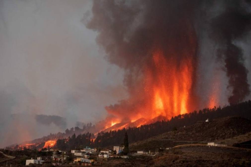 Las impresionantes columnas ardientes arrasaron árboles, invadieron carreteras y lograron penetrar en algunas casas, tal y como muestran varios videos publicados en las redes sociales.