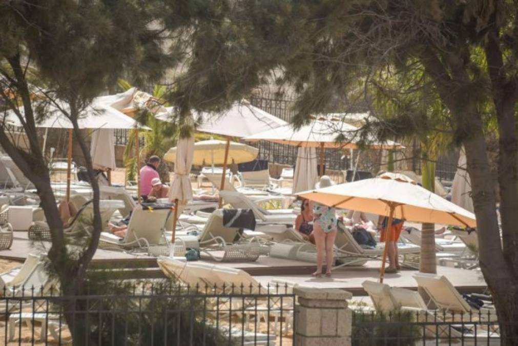 Los turistas toman hoy el sol en el Hotel H10 Costa Adeje Palace en La Caleta, donde cientos de personas fueron confinadas después de que un turista italiano fue hospitalizado con un presunto caso de coronavirus.