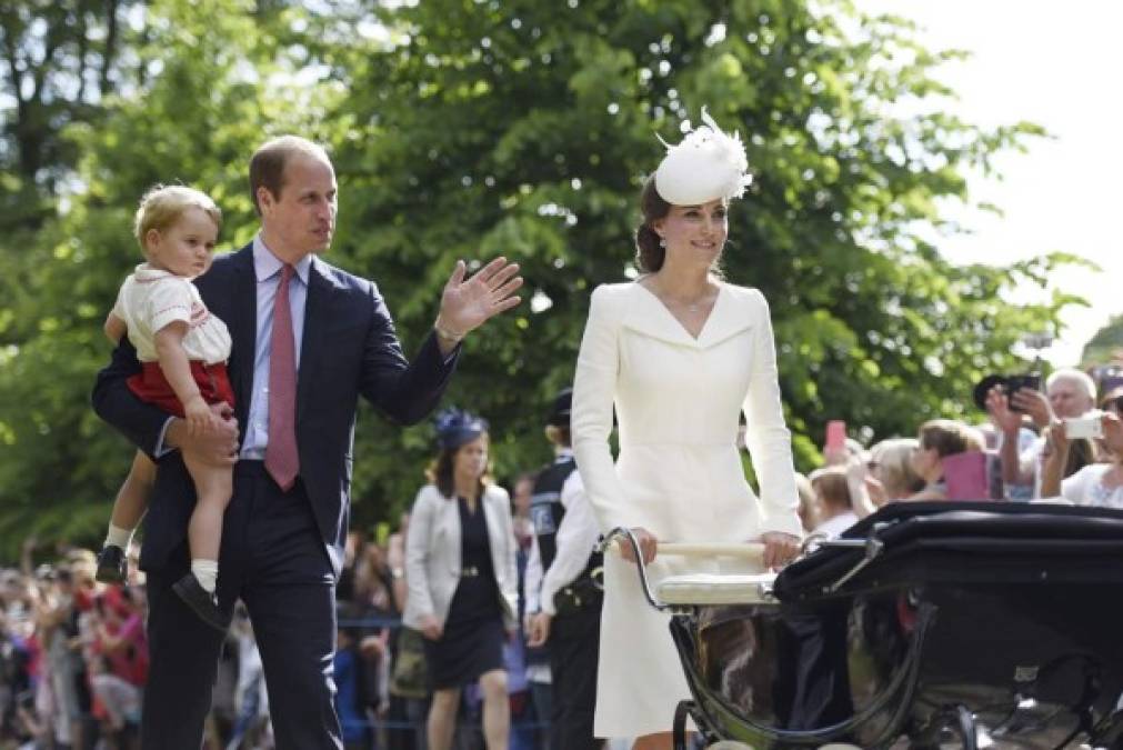 Se trata de la segunda vez que Carlota Isabel Diana aparece en público, tras su presentación ante los medios de comunicación internacionales, el mismo día de su nacimiento, el 2 de mayo, frente al hospital St Mary.