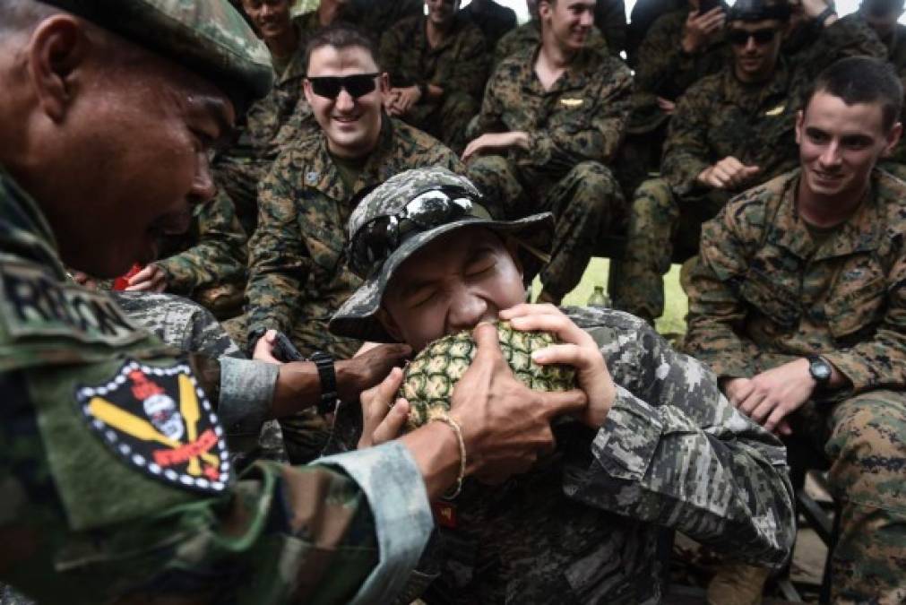 Los marines de EEUU y de otros países también aprendieron cómo extraer el veneno de escorpiones y tarántulas para poder comerlos, y cómo identificar plantas comestibles en la selva tropical.