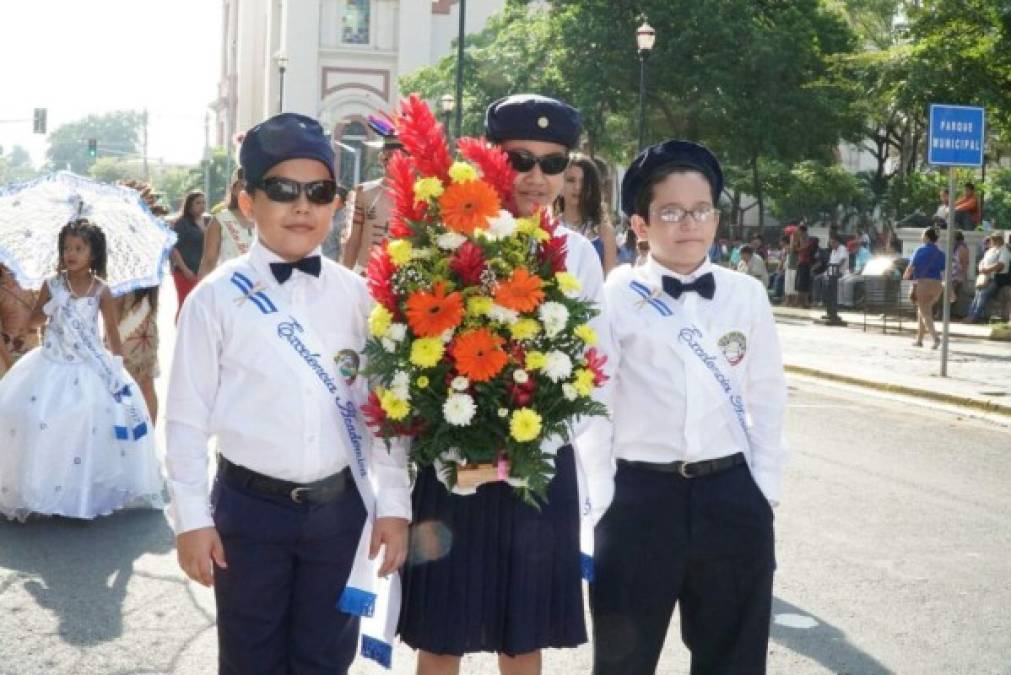 Desde inicios del mes de septiembre se comienzan las actividades conmemorativas al 15 de septiembre. Las principales calles del país se adornan con símbolos patrios para festejar la independencia.