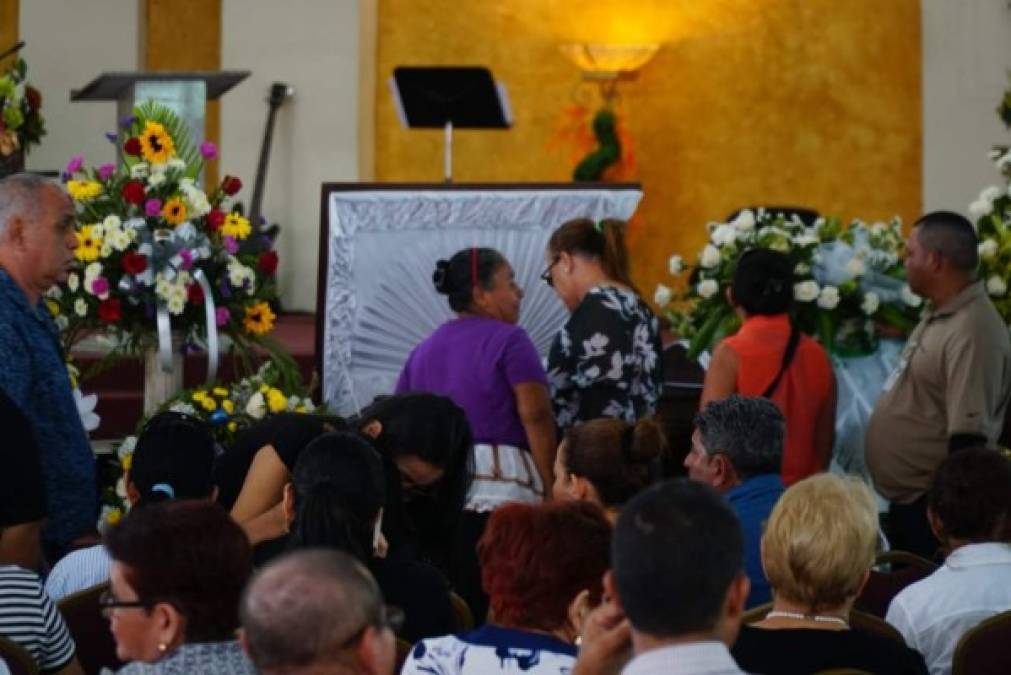 Familiares, amigos y miembros del club se hicieron presentes para acompañar a la familia de Geovanni Marie Santos.