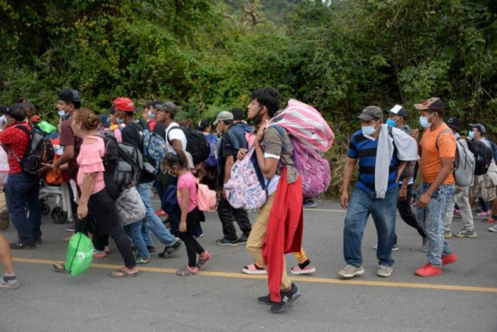 La caravana, dividida en tres grupos de aproximadamente 3.000 personas cada uno, se coló ilegalmente entre la noche del viernes y este sábado por el puesto fronterizo El Florido, ubicado 200 kilómetros al oeste de la Ciudad de Guatemala, pese a que inicialmente las fuerzas de seguridad habían bloqueado su camino. AFP