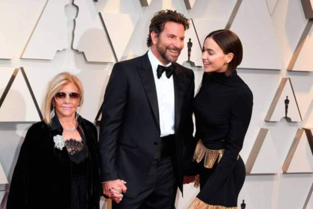 Según medios internacionales, el actor tuvo que elegir entre su esposa y su madre y la decisión no fue difícil. 'Irina no me dejó por Lady Gaga, me dejó por mi mamá, cuando tuve que elegir entre mi esposa y mi madre, la decisión fue muy fácil de tomar'.<br/>