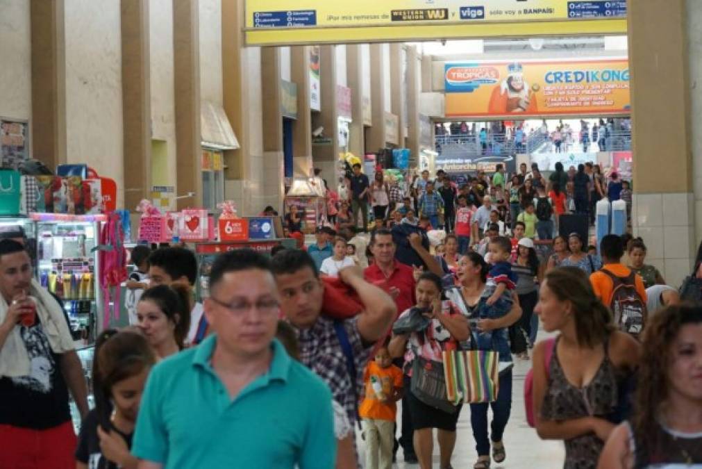 Los miles de veraneantes que retornan a sus hogares abarrotaron las instalaciones de la terminal Gran Central Metropolitana en las horas finales de esta temporada Semana Santa/Verano 2018.