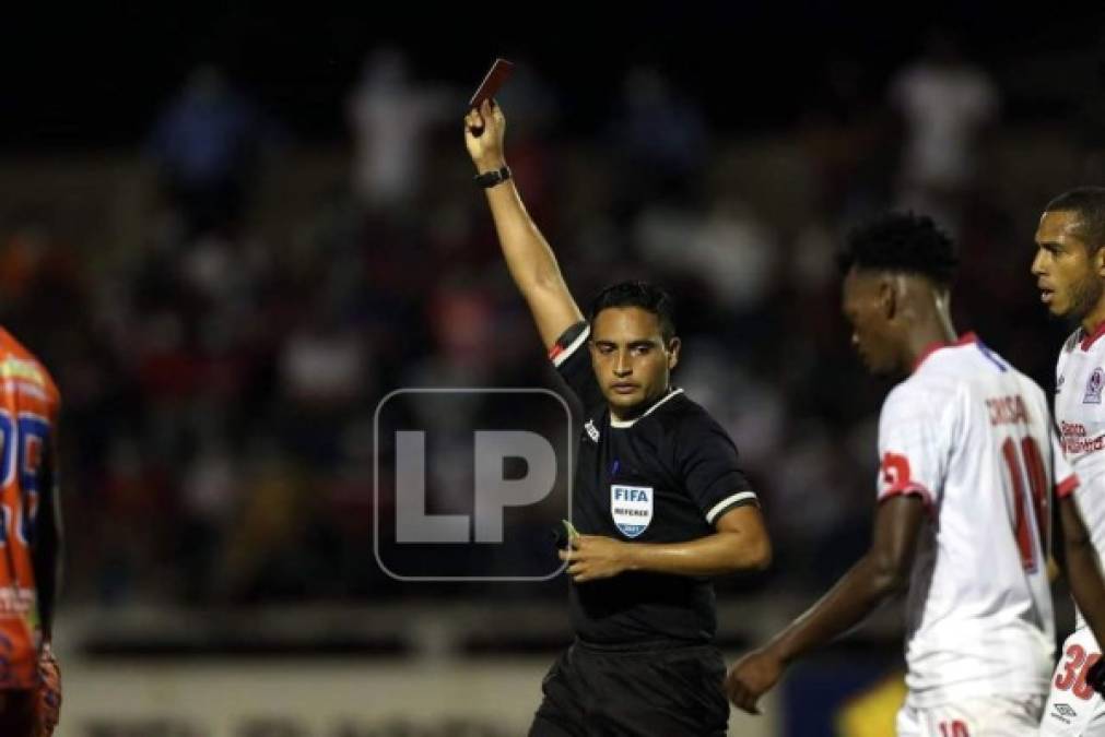 El árbitro Said Martínez le muestra la tarjeta roja al jugador del Olimpia, Josman Figueroa, quien fue expulsado por una dura entrada contra Jack Baptiste.