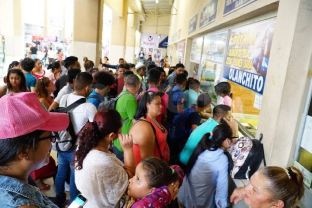 Momento en el que los viajeros esperaban por un boleto y un bus para desplazarse.<br/>