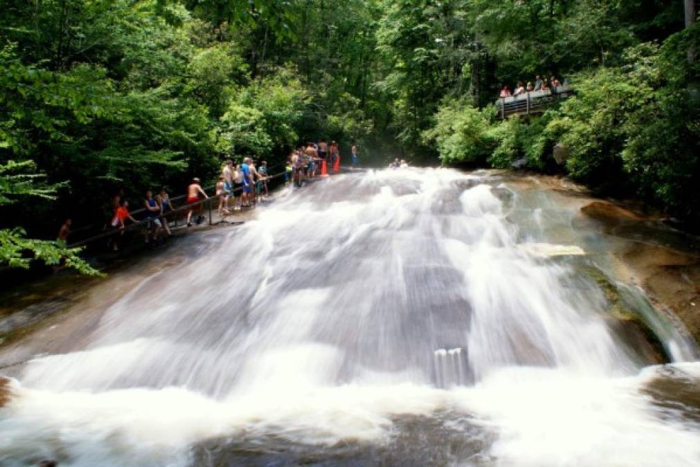 Sliding Rock en Carolina del Norte es un parque turístico cuya principal atracción es una roca deslizante que desemboca como un gigantesco tobogan en una piscina natural.