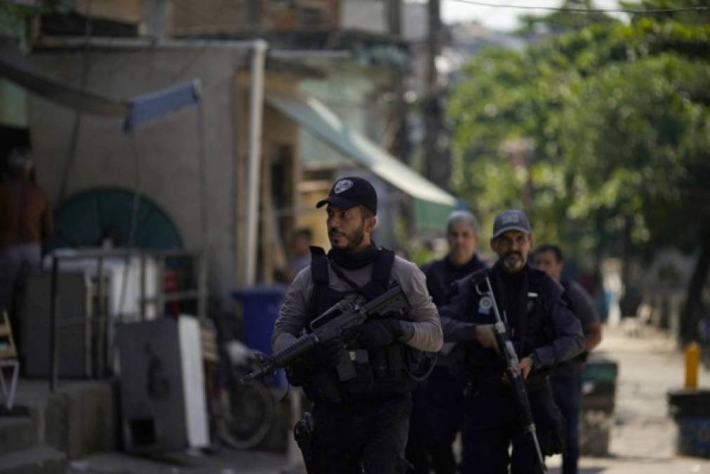 La operación antinarcóticos fue acuerpada con alrededor de 200 agentes policiales, quiens fueron enviados a la barriada para reprimir a una banda de delincuentes organizados que se dedican al tráfico de drogas en Río de Janeiro. (Photo by MAURO PIMENTEL / AFP)