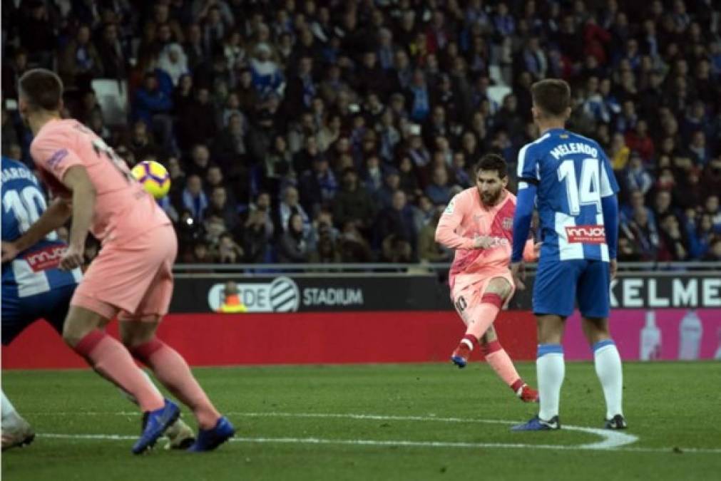 Messi al momento de su lanzamiento de tiro libre con el que marcó el 1-0 ante Espanyol.