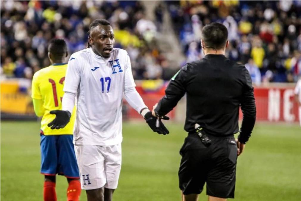 Alberth Elis también le reclamó la acción al árbitro central Fernando Fernández, de México.