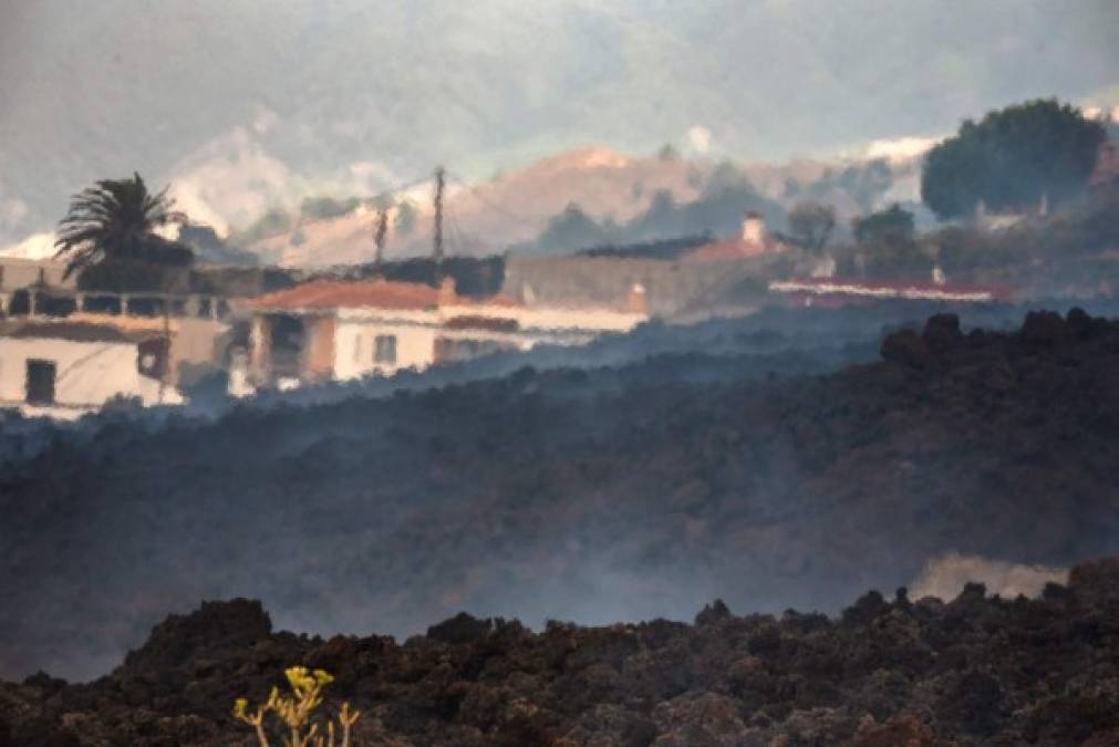 Cuando falta poco para que se cumplan 24 horas de la erupción, que tuvo lugar a las 15.12 horas de ayer domingo, el nuevo volcán de La Palma, isla que forma parte del archipiélago atlántico de Canarias, ha emitido ya a la atmósfera entre 6.000 y 9.000 toneladas diarias de dióxido de azufre (SO2), según la primera estimación del Instituto Volcanológico de Canarias (Involcan).