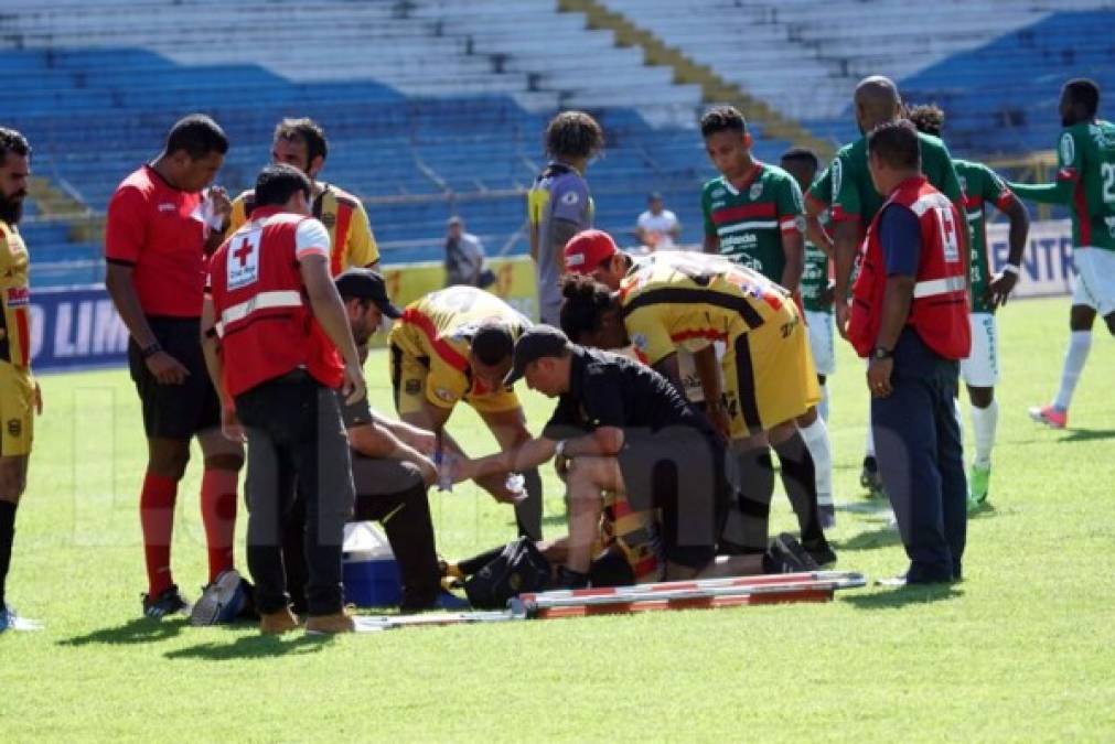 El partido se detuvo un momento para atander a Allans Vargas.