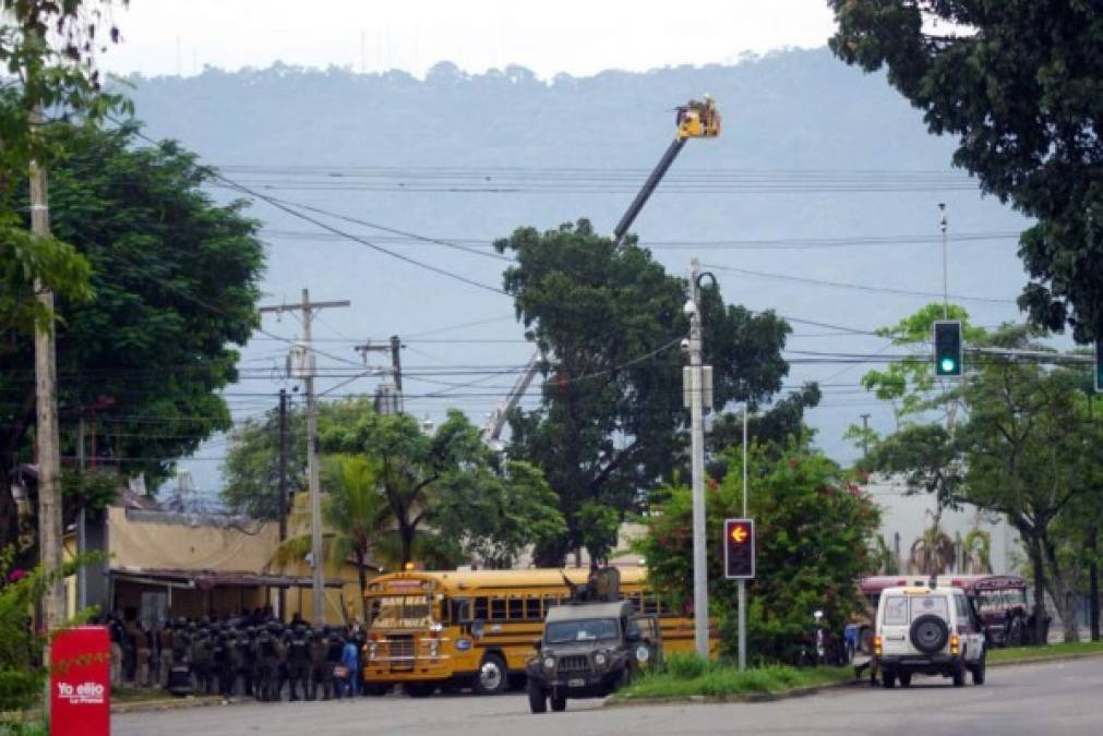 Un francotirador vigilaba el área desde una grúa de la Empresa Energía Honduras.