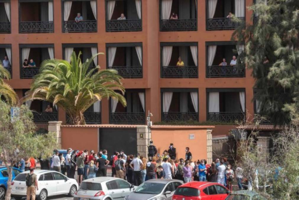 Cientos de turistas de un hotel de Tenerife, en el archipiélago español de las Canarias, fueron confinados hoy en sus habitaciones a raíz de un posible caso de coronavirus en uno de sus clientes, un italiano, indicaron las autoridades.