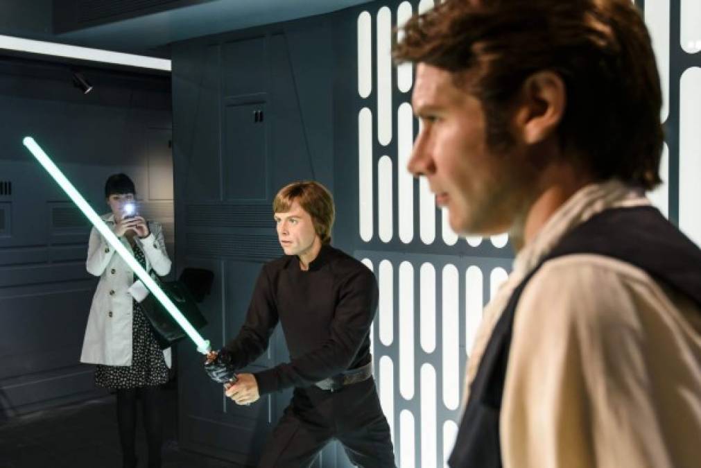 Mark Hamill caracterizando a Luke Skywalker y Harrisson Ford como Han Solo en el museo de cera de Berlín.