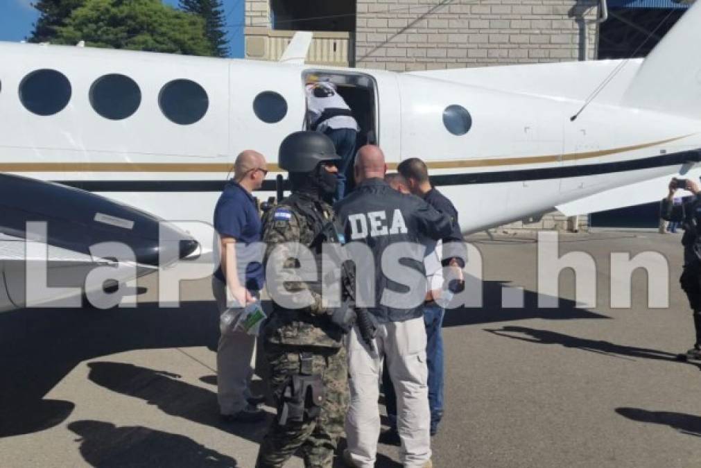 Los hermanos Valle al subirle al jet que los llevó de Tegucigalpa a La Florida.