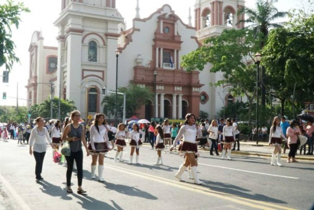 Ayer desfilaron los pequeños de prebásica, robándose el corazón de propios y extraños.