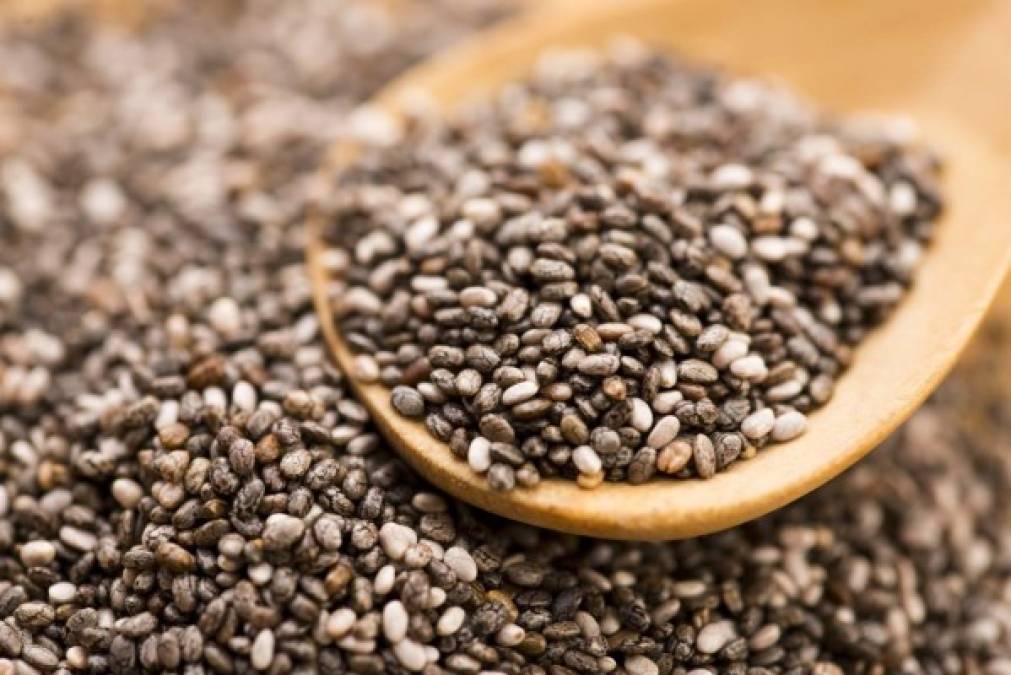 4. Chia<br/><br/>Las semillas de chía son ricas en ácidos grasos Omega-3 y Omega-6, así como en proteínas, fibra y carbohidratos complejos. <br/><br/>Un gramo de semillas de chia puede absorber 25 ml de líquido, lo que significa que solo una pizca de semillas de chia puede satisfacer la sensación de hambre durante un largo tiempo.<br/><br/>Además, la gelatina formada por las semillas de chia y el líquido da como resultado una barrera gelatinosa en las paredes del estómago, logrando la absorción de carbohidratos y ralentizando notablemente su proceso digestivo.