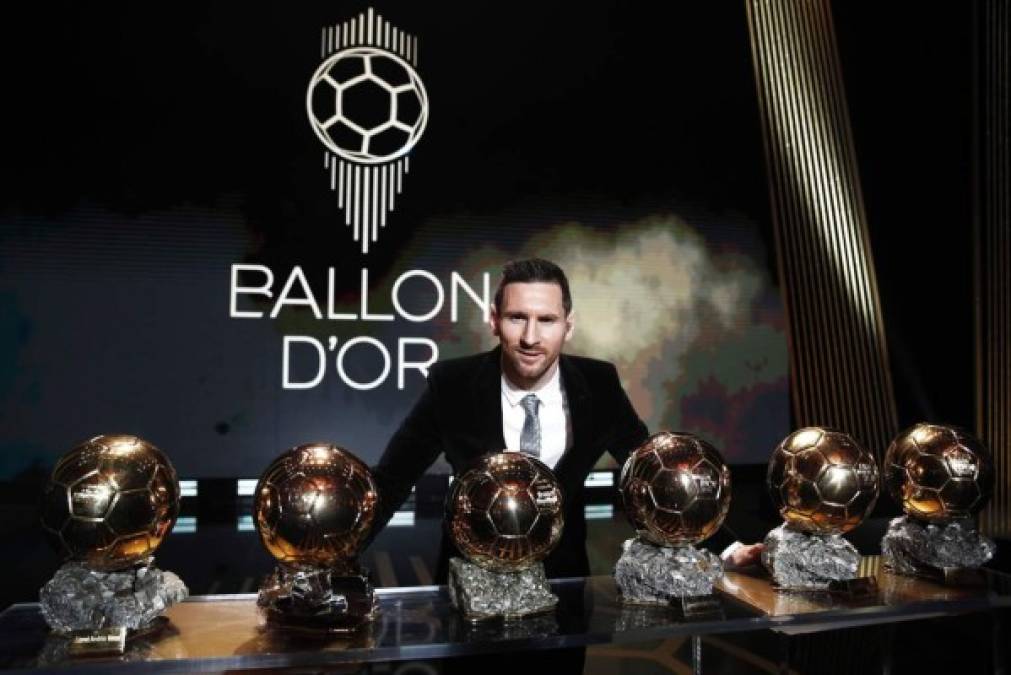 Lionel Messi posando con sus seis Balones de Oro en la ceremonia.