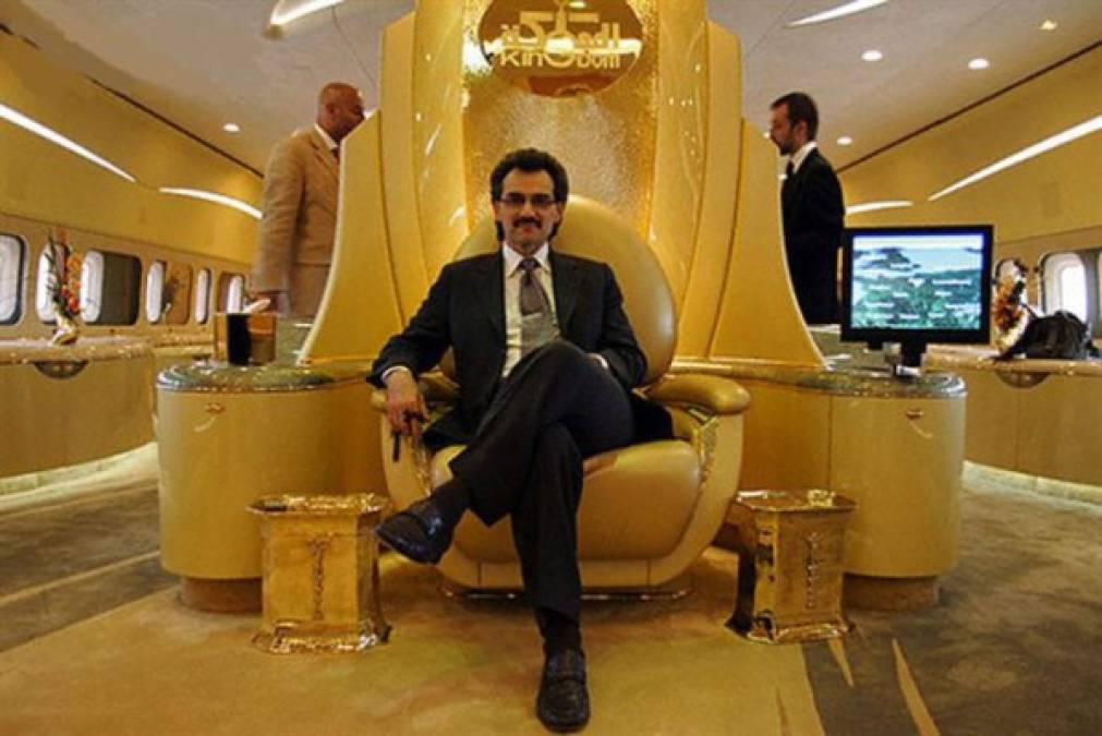 Su Alteza Real el Príncipe Alwaleed Bin Talal Bin Abdul-Aziz de Arabia Saudita, conocido como el jeque Alwaleed Bin Talal, ostenta el título del árabe más rico y uno de los hombres más poderosos del mundo según la revista 'Forbes'.