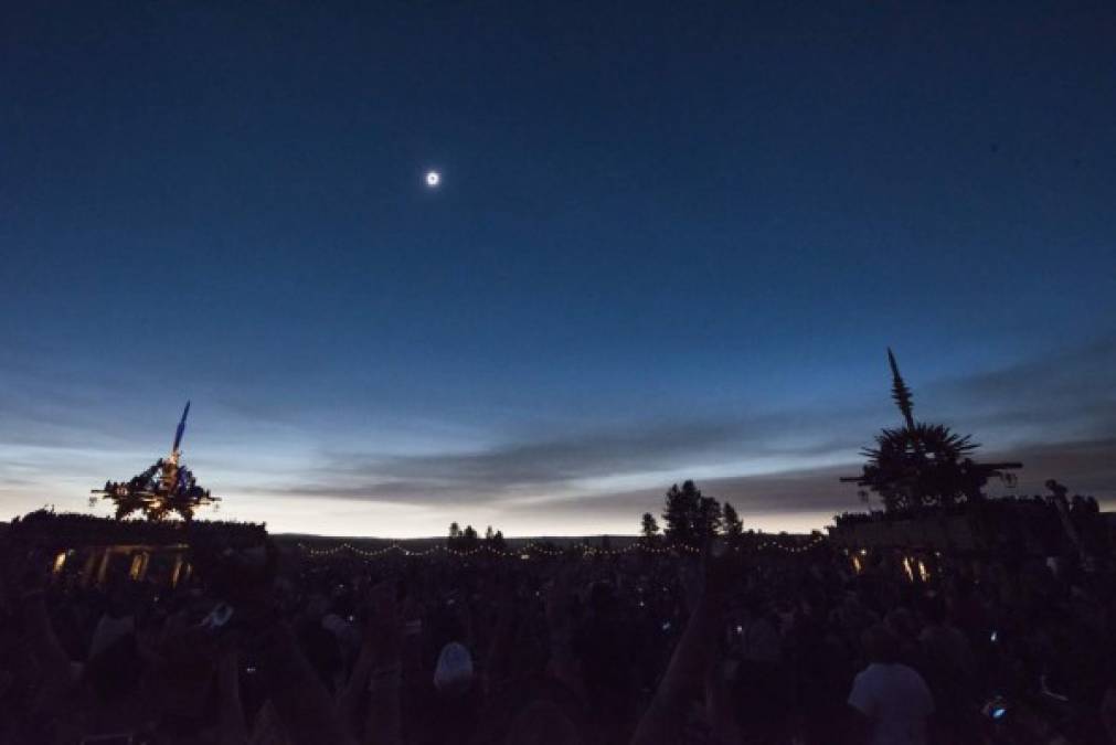 El eclipse total comenzó en Oregon y terminó cerca de 90 minutos después a sobre Charleston, Carolina del Sur.