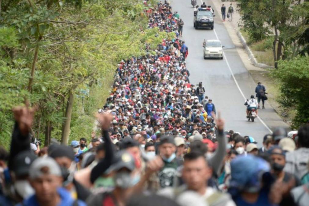 Una caravana compuesta por más de 9.000 migrantes hondureños cruza este sábado el oeste de Guatemala en busca de llegar a Estados Unidos tras superar en las últimas horas varios dispositivos policiales que querían impedir su paso. AFP