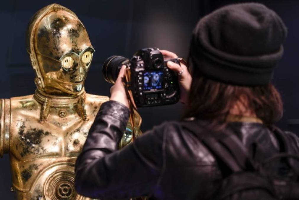 Un fotógrafo capta la figura de cera del robot C-3PO.