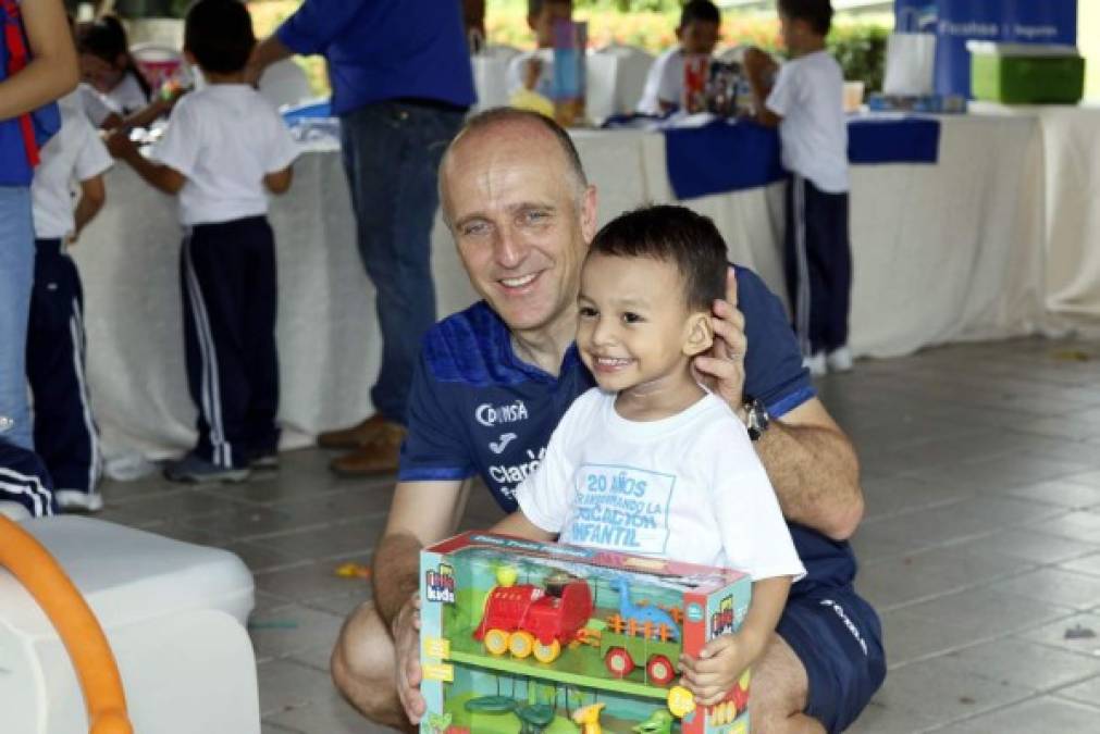Fabián Coito, entrenador de la Bicolor, disfrutó cada instante y compartió con los niños.