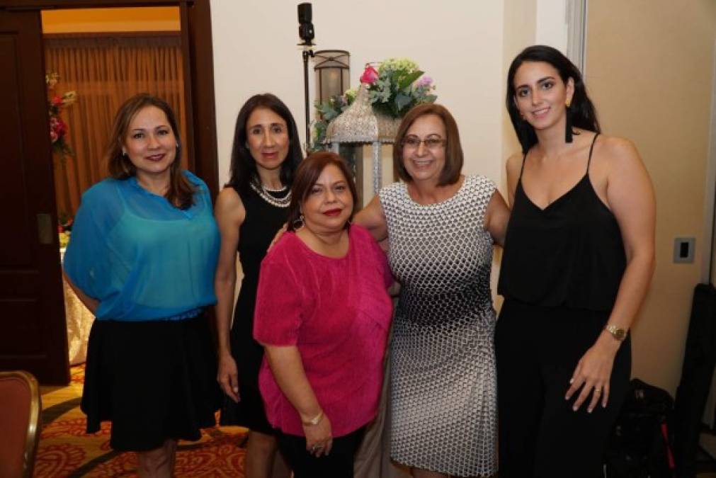 Flor Bustillo, Karla Harris, Juani Bustillo junto a Margarita y Andrea Tejeda.