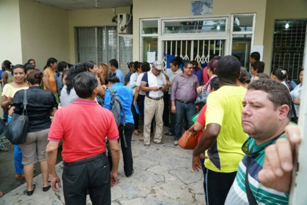 El plantón se hizo frente a la Dirección Departamental de Educación de Cortés, zona norte de Honduras.<br/>