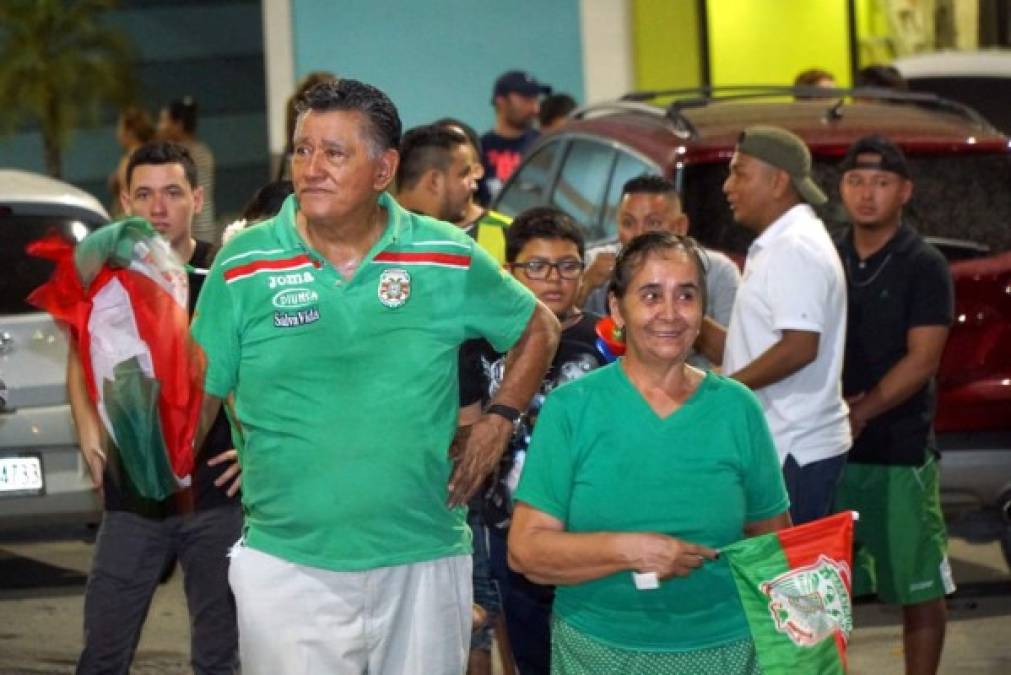 Esta pareja de aficionados volvió a gritar un campeonato del Marathón.