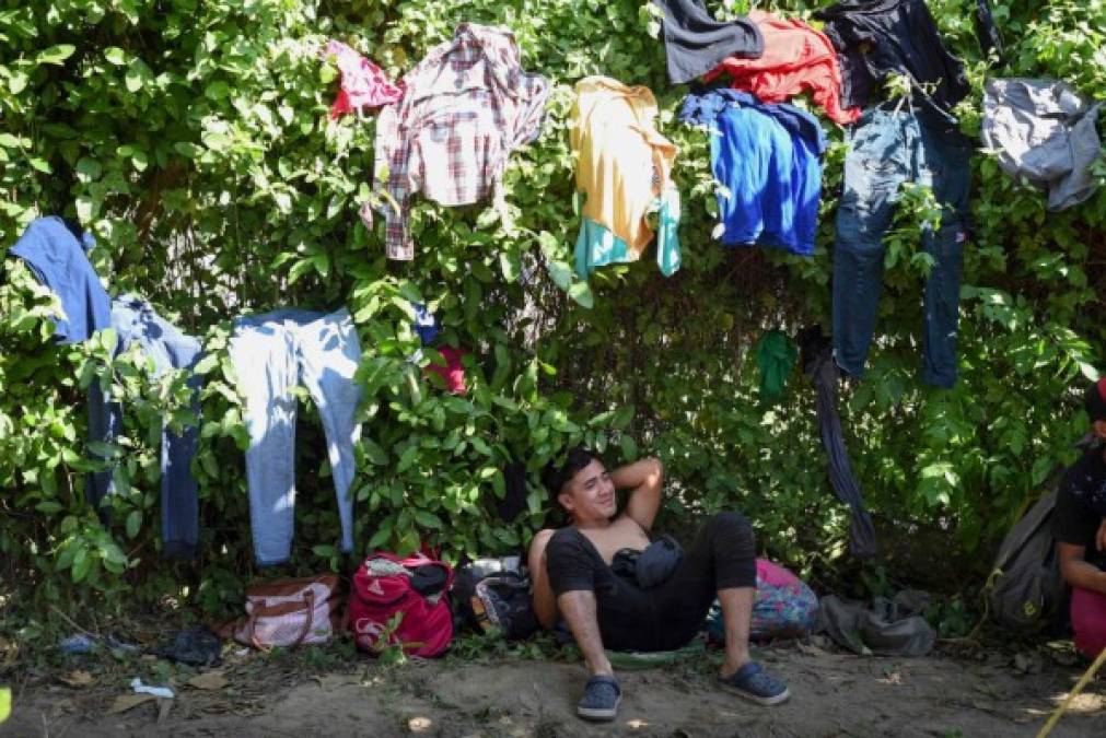 La desconfianza del joven coincide con la denuncia del Colectivo de Observación y Monitoreo de Derechos Humanos del Sureste Mexicano, que en un comunicado acusó a las autoridades migratorias de generar tensión e incertidumbre entre los migrantes por la falta de claridad de su política migratoria.