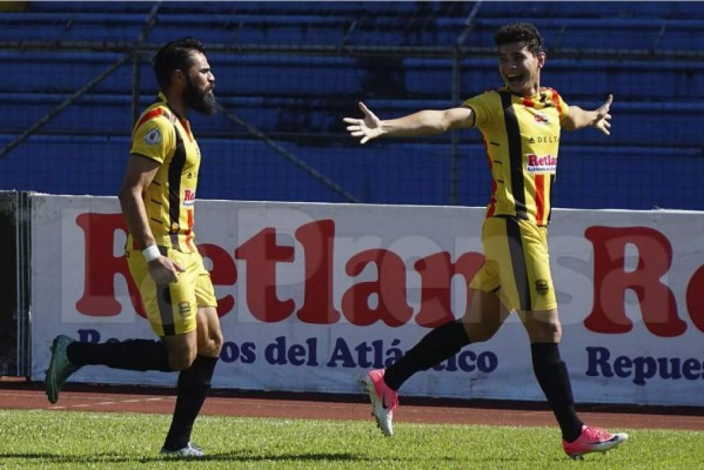 Jhow Benavídez aprovechó el rebote que dejó suelto el portero José Calderón tras tapar el penal de Jorge Claros.