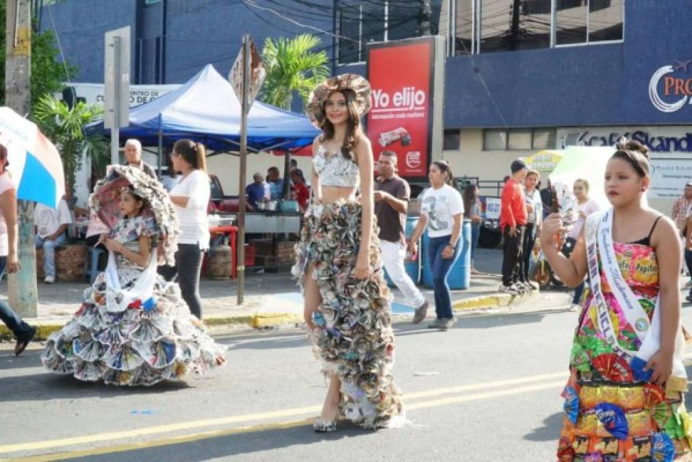 Un total 36 centros de primaria, entre públicos y privados, desfilaron este jueves por la primera calle de San Pedro Sula, zona norte de Honduras, un preámbulo de la conmemoración de un año más de Independencia en el país.