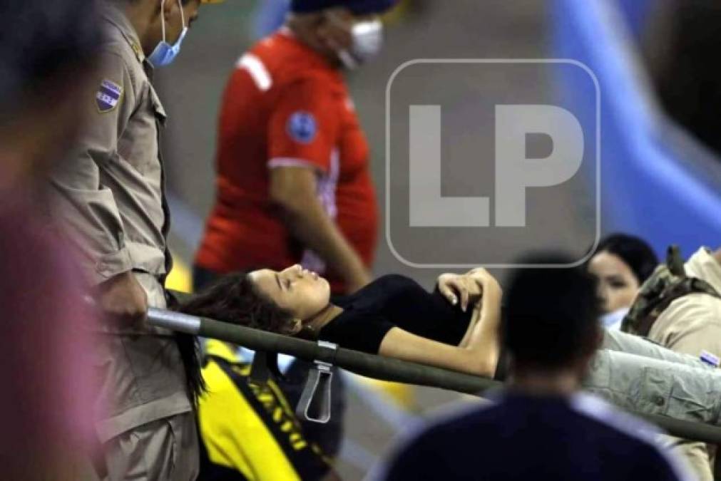 Una mujer salió del estadio Olímpico en camilla, auxiliada por el cuerpo de bomberos.