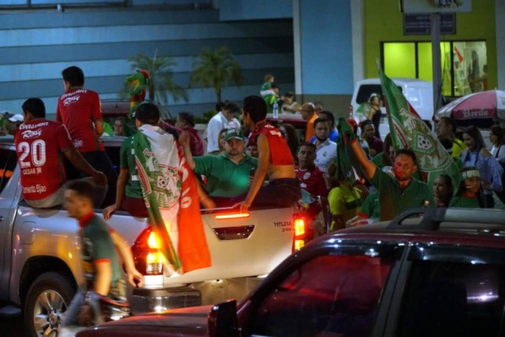 Los marathones celebraron toda la noche el título de su equipo.