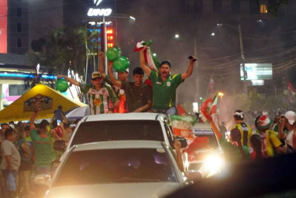 Las principales calles de San Pedro Sula se abarrotaron de aficionados del Marathón.