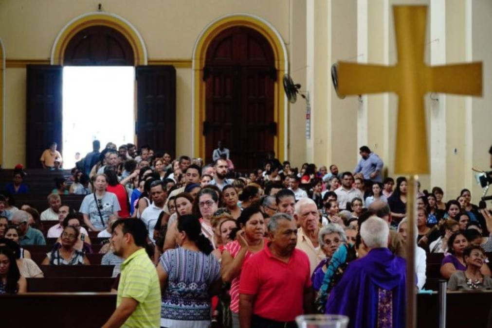 Cientos acudieron a la iglesia.