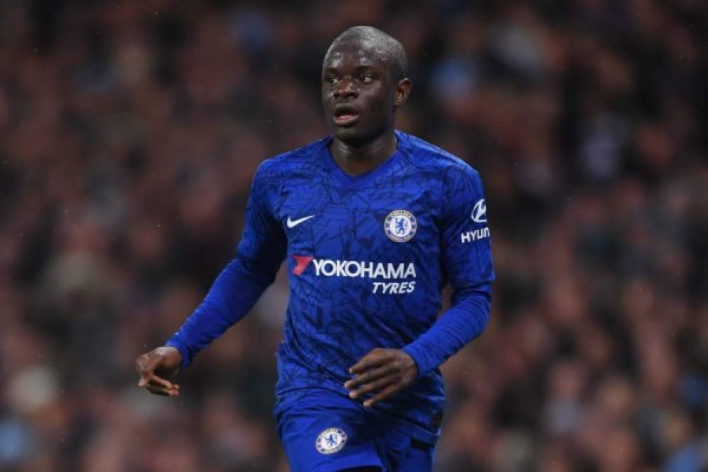 El Chelsea está en plan venta, es la intención del presidente del club Roman Abramovich para poder seguir reforzando su plantilla. Uno de los que más papeleteas tiene para salir es N'Golo Kanté. De hecho, Real Madrid y PSG se mantienen a la espera de acontecimientos ya que el francés figura en sus respectivas agendas.