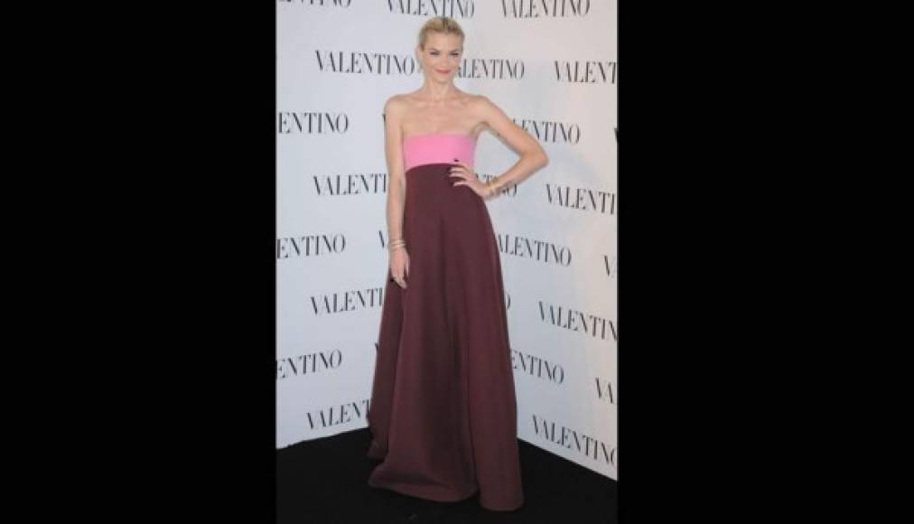 Si una It Girl lo lleva es cuestión de semanas que esté en todos los escaparates. Así que todas preparadas para los vestidos palabra de honor. Jaime King apareció así de guapa en un vestido tubo color ciruela. Y completó su look con varias pulseras metálicas en cada brazo.