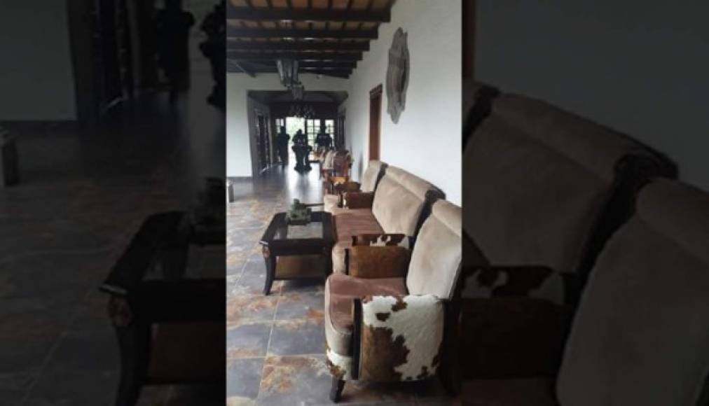 En el pasillo del Rancho Mis Tesoros se pueden ver muebles con revestimiento de cuero.
