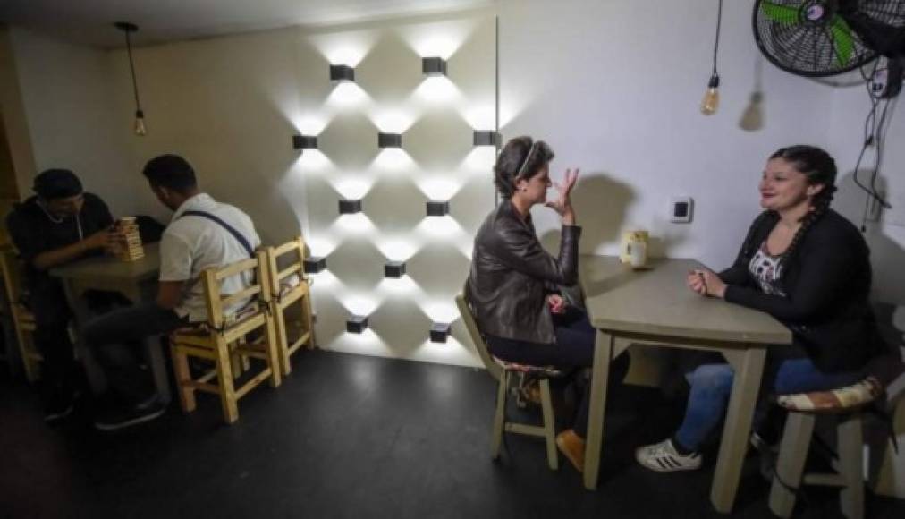 Erin Priscila Pinto y Carol Aguilera son amigas de hace tiempo, pero recién ahora tienen un lugar público en Bogotá adecuado a sus necesidades: Sin Palabras Café Sordo. (Foto:AFP)