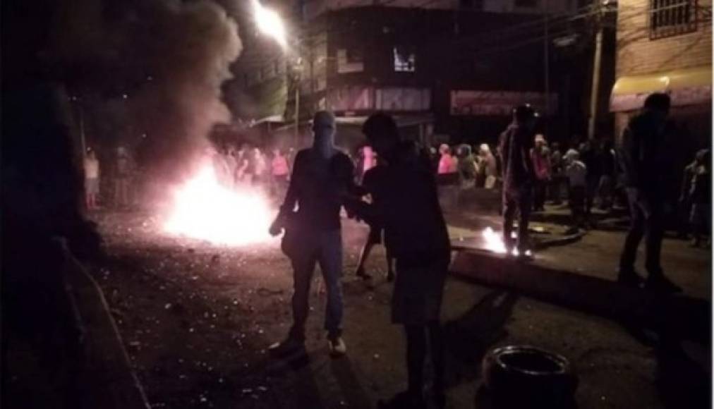 Las protestas contra Nicolás Maduro se extendieron hasta la madrugada de este jueves en varios barrios conflictivos de Caracas.