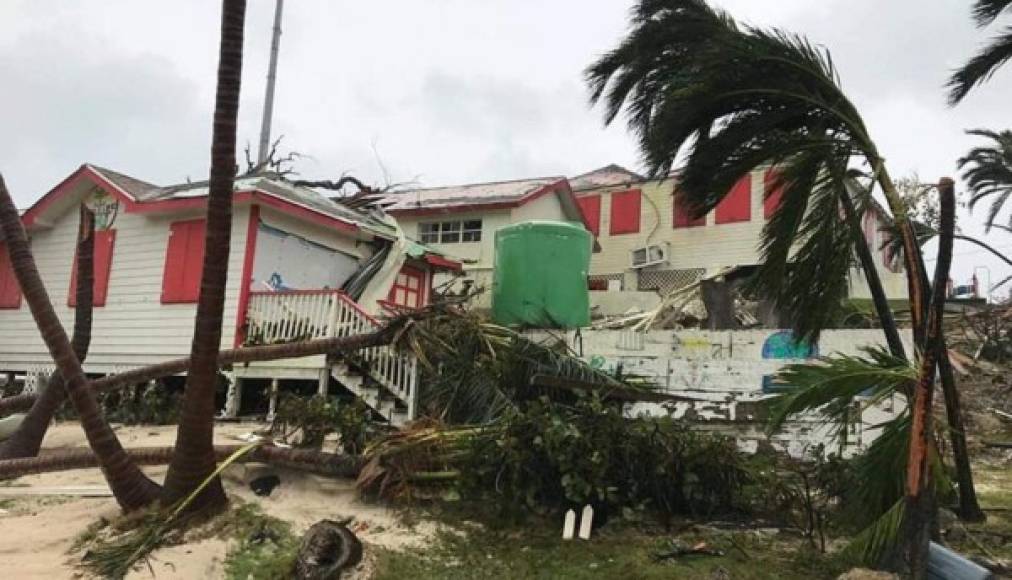 Miles de casas quedaron inhabitables tras ser destruidas por los fuertes vientos que alcanzaron los 300 kilómetros por hora.
