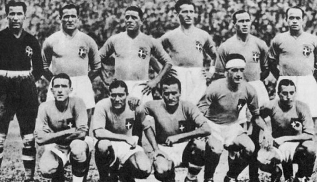 Mundial de Italia 1934 - Italia, como hiciera cuatro años antes Uruguay, también sería campeón al organizar el Mundial, en este caso el segundo de la historia. La Nazionale venció a Checoslovaquia (2-1) con un gol de Angelo Schiavio en la prórroga.