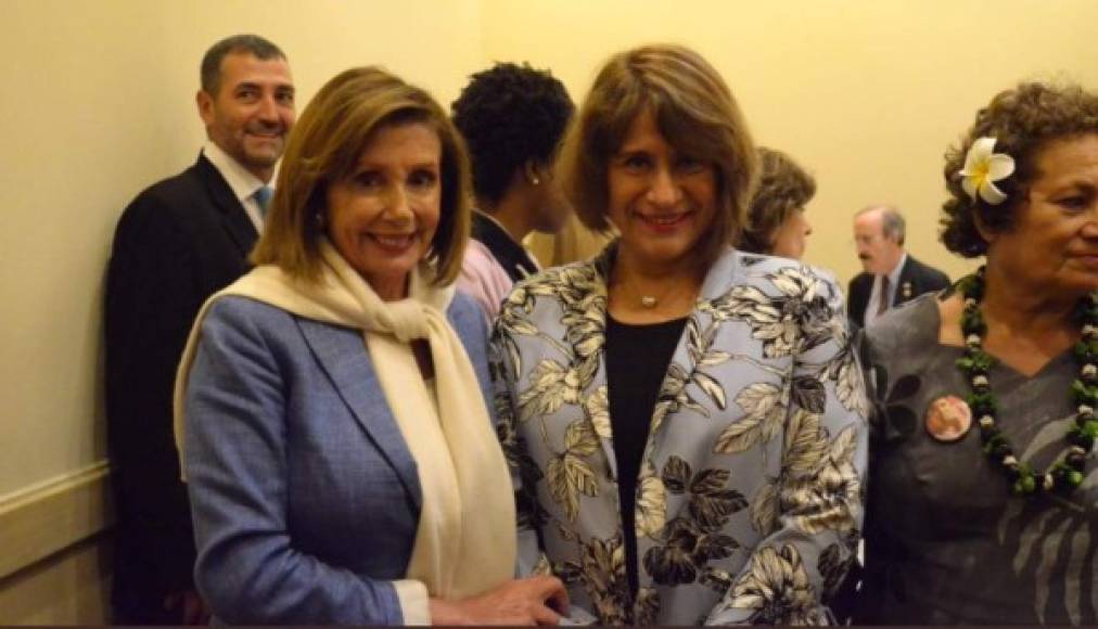 Nancy Pelosi posa con Ana María Calderón, vocera de la Maccih, después sostener una reunión en Tegucigalpa.