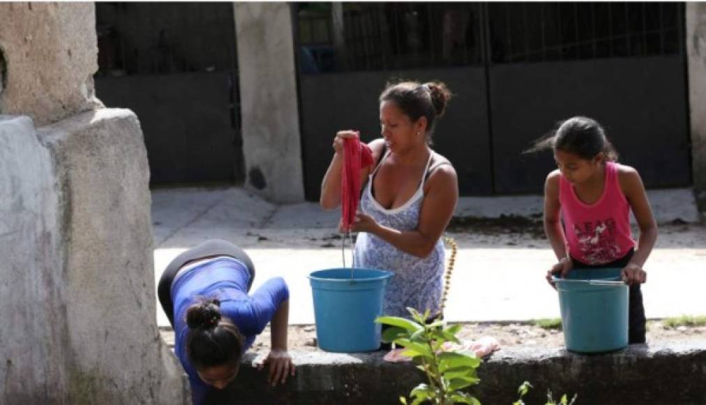 De 298 municipios del país, 240 no cuentan con el servicio de agua las 24 horas, los siete días de la semana San Pedro Sula es uno de los pocos que ha superado la crisis.<br/><br/>En Tegucigalpa, la venta de agua por cisterna representa un negocio ante la sequía que vive la capital; en situaciones extremas, hasta tres días se tarda en llegar el agua a una casa.